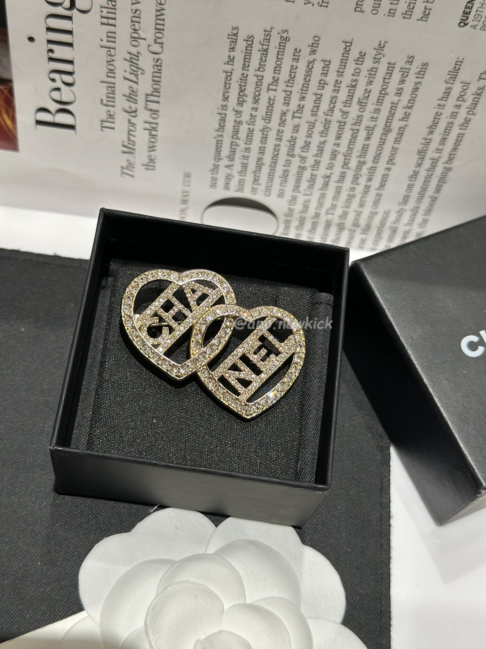 Chanel Double Heart Gold Brooch (1) - www.newkick.vip